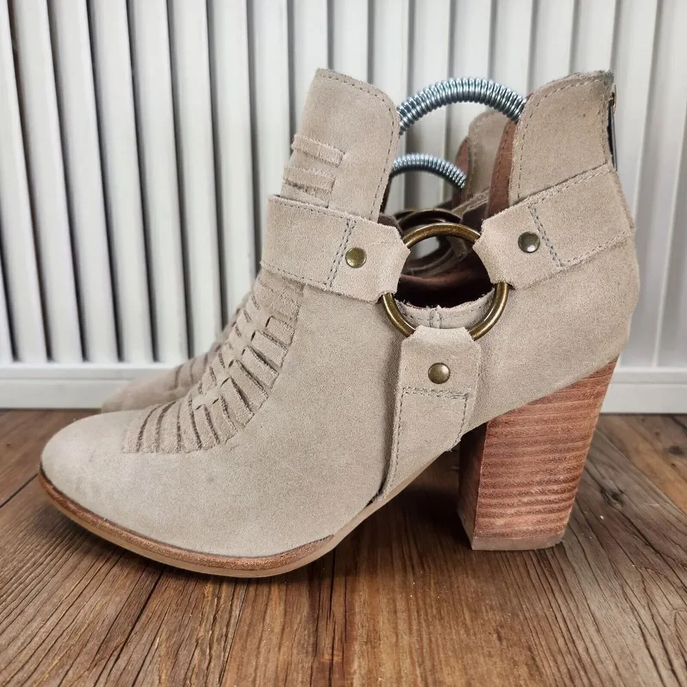Seychelles Impossible Womens Sz 7 Beige Suede Harness Ankle Booties Heeled Boots